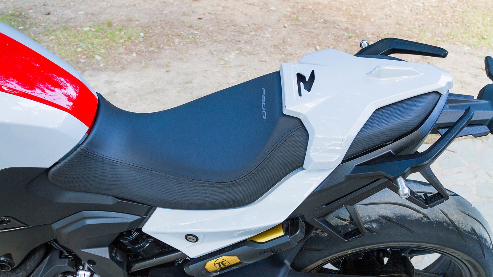 Πολύ καλά σχεδιασμένη σέλα για τον αναβάτη. Στυλάτο το «καπάκι»-μονόσελο που καλύπτει περίτεχνα το πίσω μέρος της σέλας. 