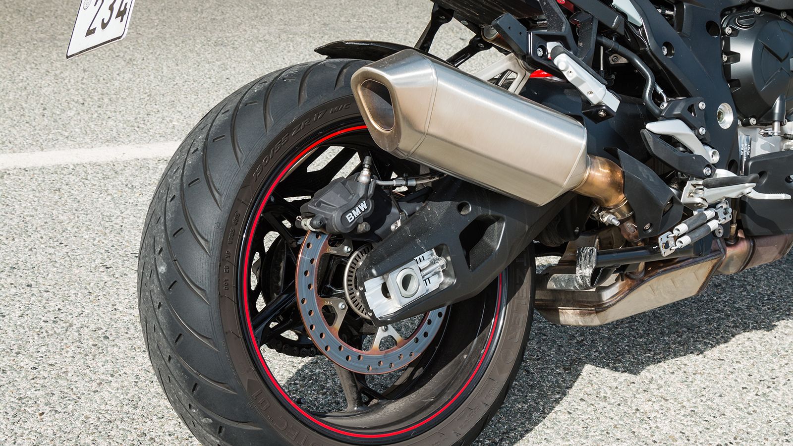 Το τελικό της εξάτμισης είναι μικρότερο και εξοικονομεί επιπλέον 1,2 κιλά βάρους, ενώ παρά τις νόρμες Euro 5, δεν έχει απωλέσει τον δυνατό χαρακτηριστ