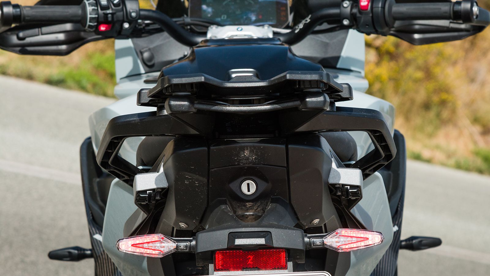 Αρκετά περίεργη η σχεδίαση της ουράς με το φωτιστικό να απουσιάζει και τα πλαϊνά φλας να έχουν αναλάβει το ρόλο του. Λειτουργικό μεν, αρκετά εξεζητημέ