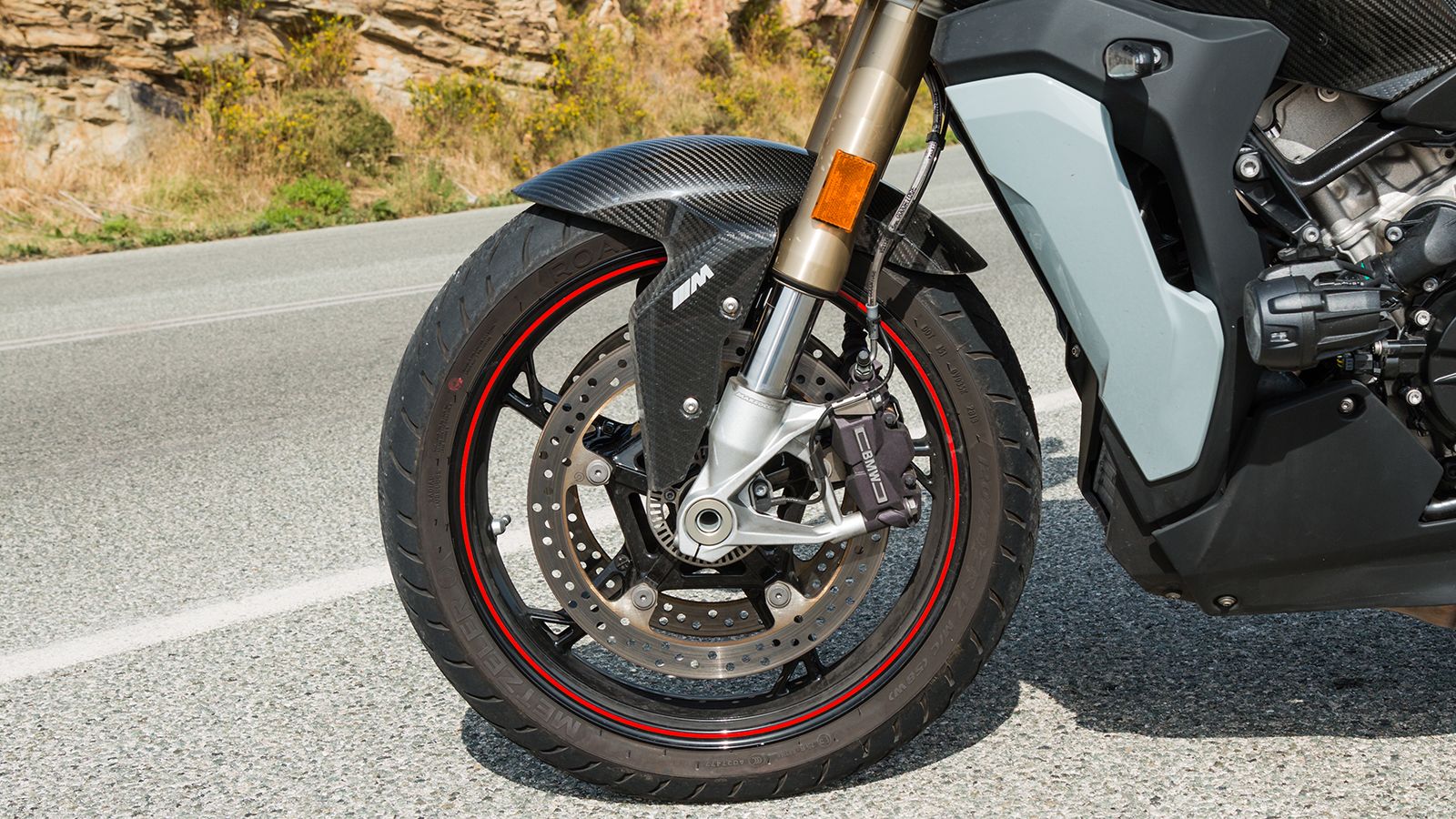 Τουριστικό ή σπορ; Η ημι-ενεργητική λειτουργία των αναρτήσεων είναι εξαιρετική και προσφέρει την απόλυτη ισορροπία μεταξύ άνεσης και επιδόσεων. Κορυφα