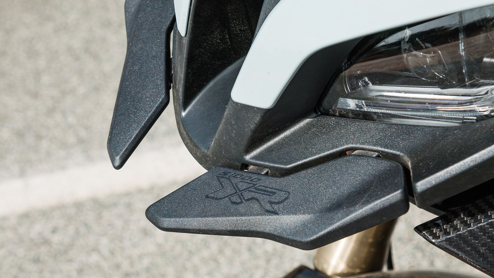 Το επανασχεδιασμένο ρύγχος δύο τμημάτων την adventure ταυτότητα του μοντέλου. Το ανθρακονημάτινο πλαϊνό φέριγνκ ανήκει στο πακέτο εξοπλισμού carbon κα