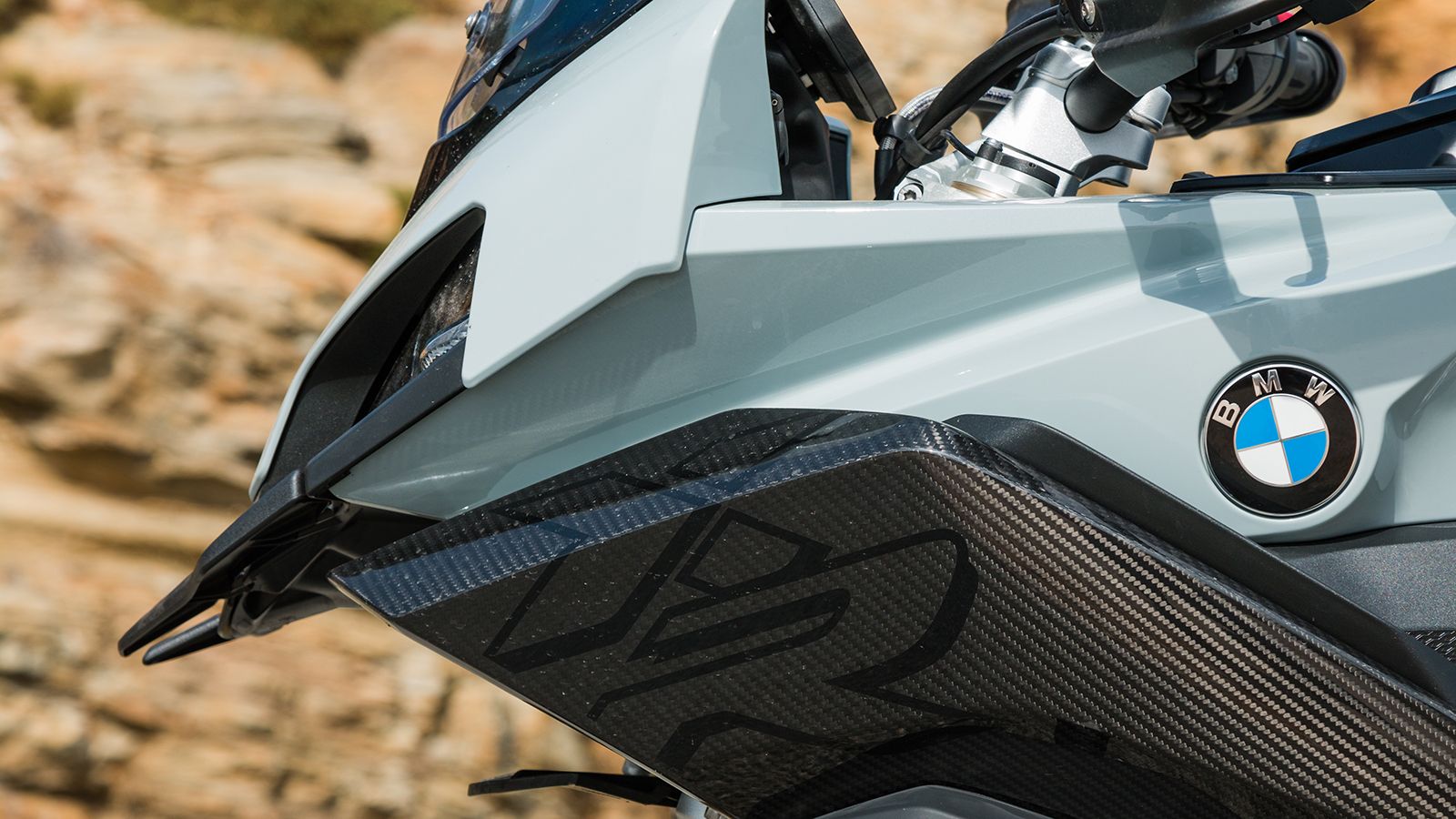 Το επανασχεδιασμένο ρύγχος δύο τμημάτων την adventure ταυτότητα του μοντέλου. Το ανθρακονημάτινο πλαϊνό φέριγνκ ανήκει στο πακέτο εξοπλισμού carbon κα