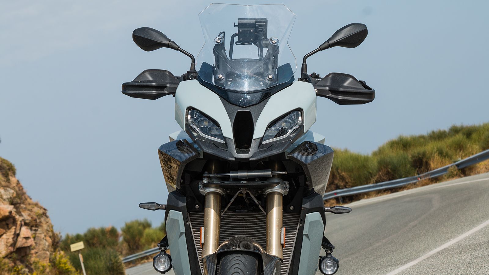 Το εμπρός μέρος αποτελείται πλέον από συμμετρικούς προβολείς με φώτα ημέρας και τεχνολογία LED, που προσαρμόζουν το φωτισμό τους ανάλογα την κλίση της