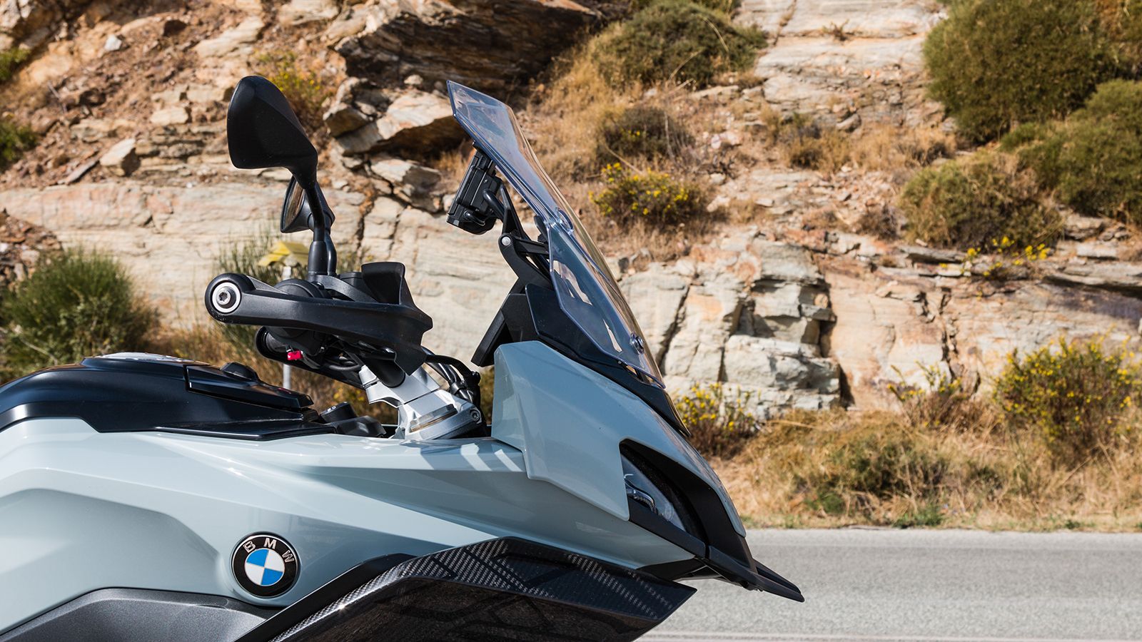 Η ζελατίνα κάνει αρκετά καλή δουλειά και προστατεύει επαρκώς στα πολλά χιλιόμετρα, ενώ η ρύθμιση της γίνεται πανεύκολα on-the-fly με το ένα χέρι.