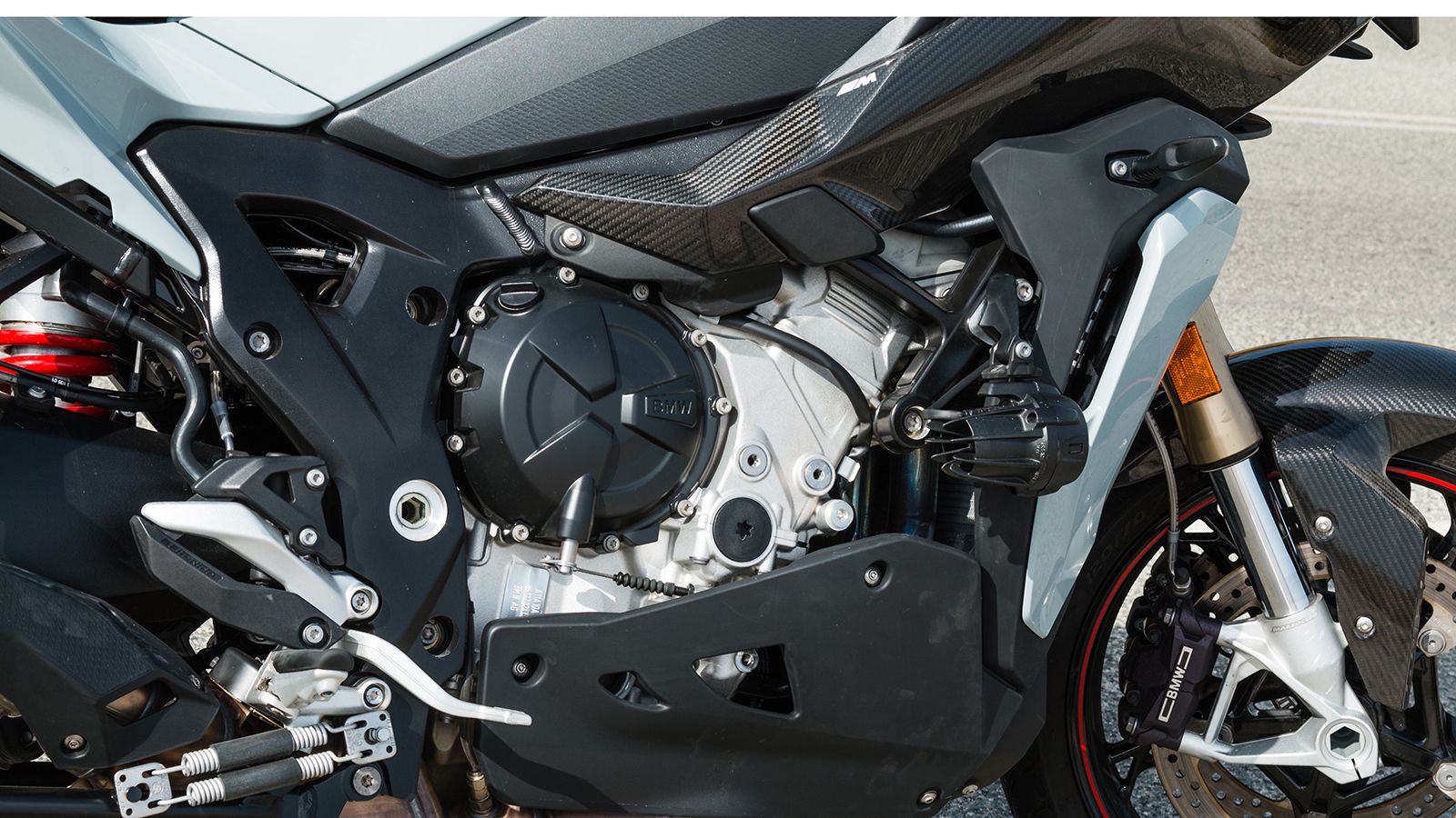 Ο κινητήρας των 1000 κυβικών παράγει 165 ολοζώντανους ίππους και είναι πιο ελαφρύς και πιο compact σε διαστάσεις από ποτέ. Η επιλογή Dynamic Pro δίνει