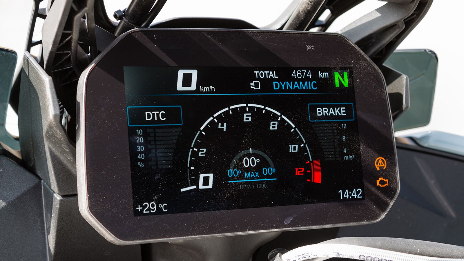 Η high tech έγχρωμη οθόνη των 6,5 ιντσών, που συναντάμε και στα υπόλοιπα μοντέλα της BMW, ανήκει πλέον στον βασικό εξοπλισμό του 1000 XR. Είναι υπερπλ