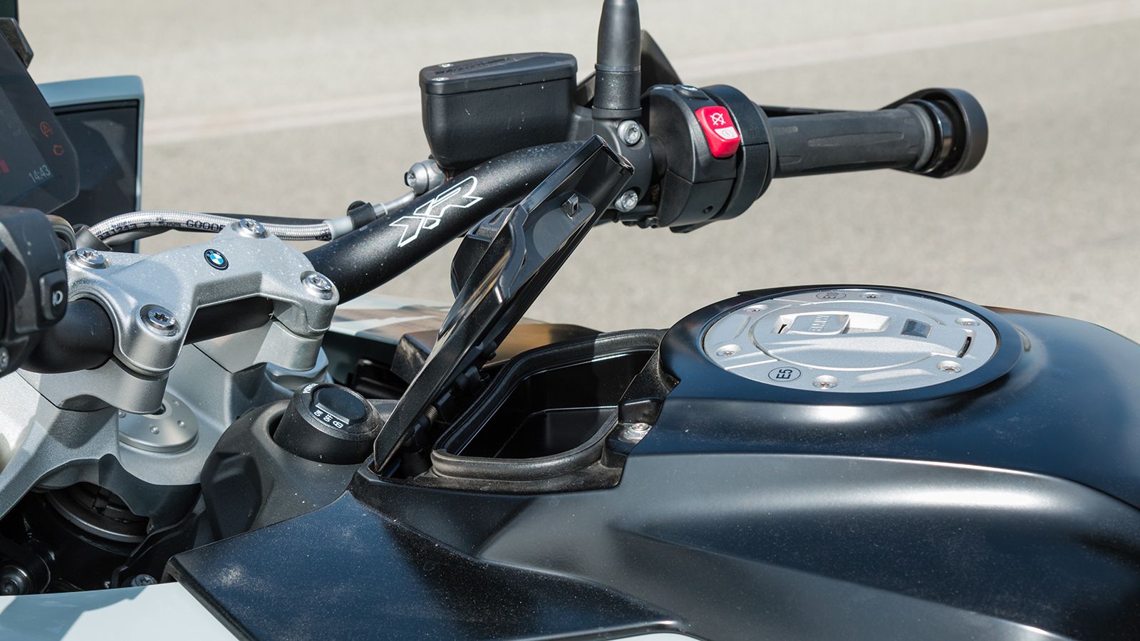 Η λύση της πρακτικής θήκης στο μπροστινό μέρος του ρεζερβουάρ επιστρατεύτηκε από το αδελφό GS και διευκολύνει σε τοποθέτηση αντικειμένων άμεσης πρόσβα