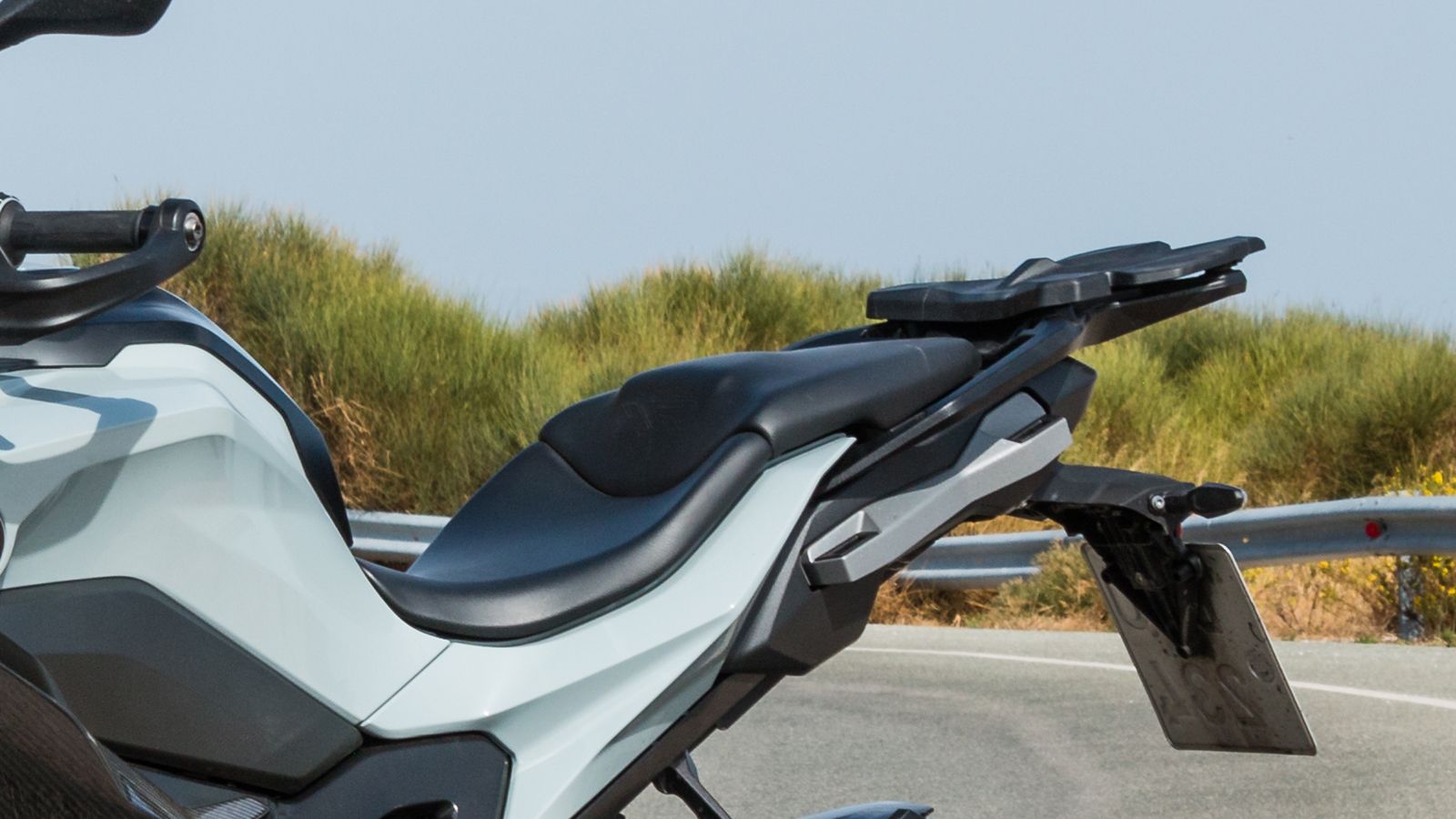 Δεν σου γεμίζει το μάτι εκ πρώτης όψεως, αλλά στην πράξη αποδεικνύεται αρκετά άνετη και ευρύχωρη. Extra credit ο αποθηκευτικός χώρος που έχει από κάτω