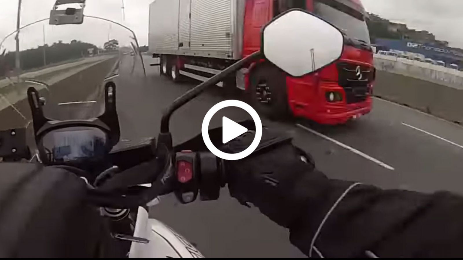 Ανάποδα στην εθνική για να γλυτώσει από σφαίρες