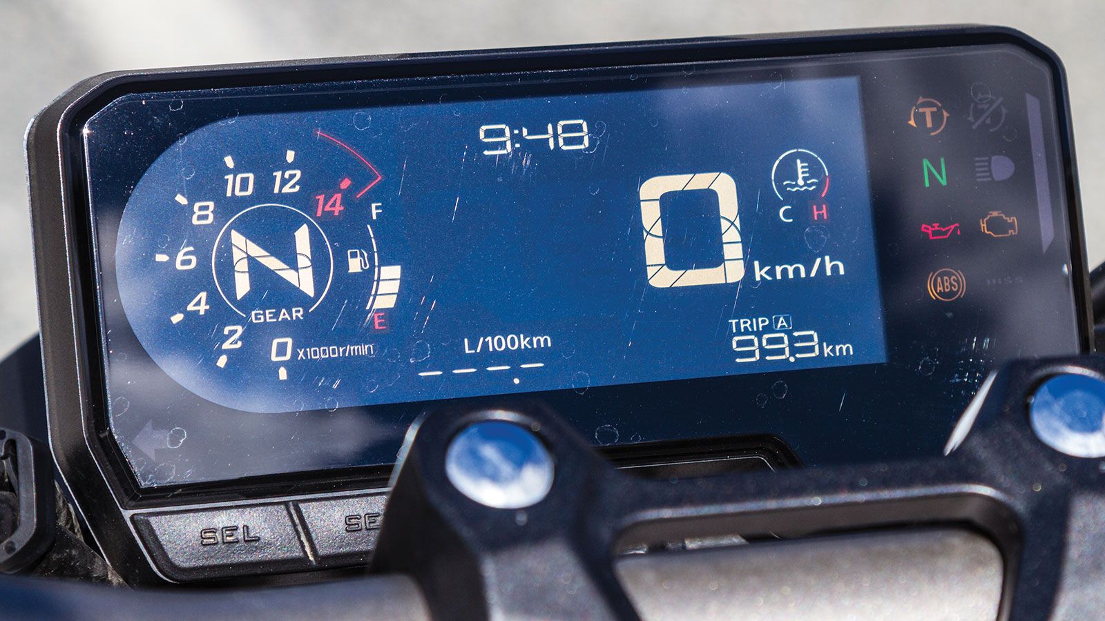 Όμορφη η LCD οθόνη και αρκετά ευανάγνωστη (αρκεί να μην την χτυπά υπό γωνία ο ήλιος) διαθέτει μεγάλα ψηφία όπως αυτό για την ένδειξη της επιλεγμένης τ