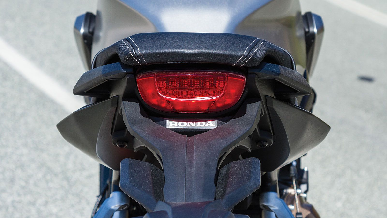 Τα LED φωτιστικά μαρτυρούν ότι πρόκειται για μια σύγχρονη κατασκευή. Ο στρογγυλός προβολέας είναι αναμφίβολα το χαρακτηριστικό του μπροστινού τμήματος