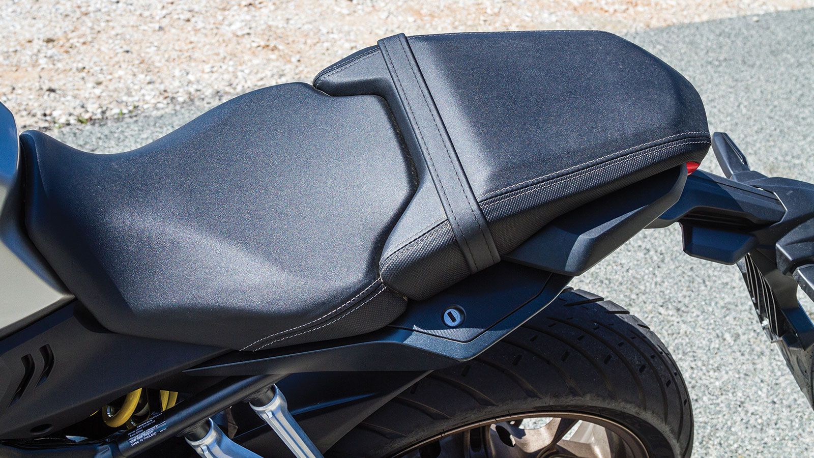 Μέτριας σκληρότητας η σέλα με αρκετό χώρο για τον συνεπιβάτη και διακρίτικες χειρολαβές στο πίσω μέρος.
