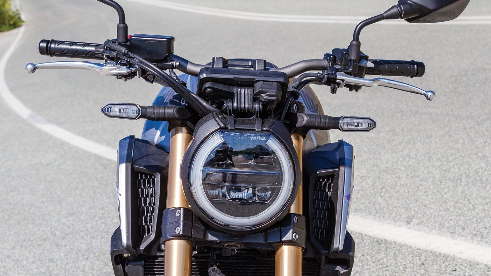 Τα LED φωτιστικά μαρτυρούν ότι πρόκειται για μια σύγχρονη κατασκευή. Ο στρογγυλός προβολέας είναι αναμφίβολα το χαρακτηριστικό του μπροστινού τμήματος