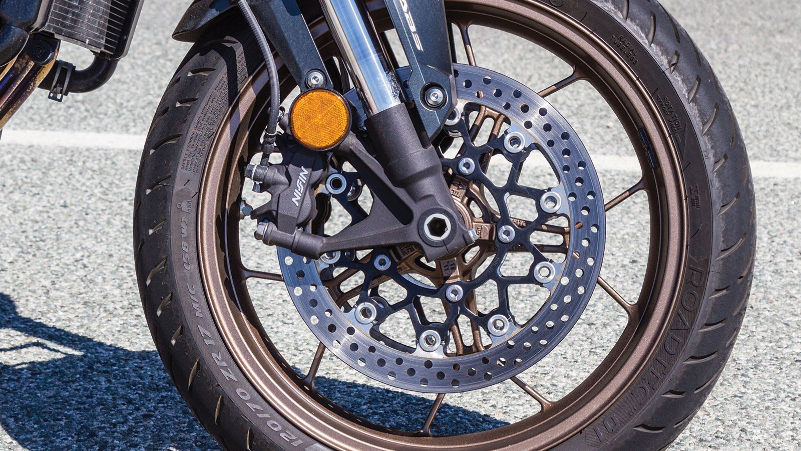 Αρκετά διαφορετική εικόνα σε σχέση με το προηγούμενο μοντέλο. Εξαιρετική απόδοση από το πιρούνι της Showa και τα φρένα της Nissin τα οποία διακρίνοντα