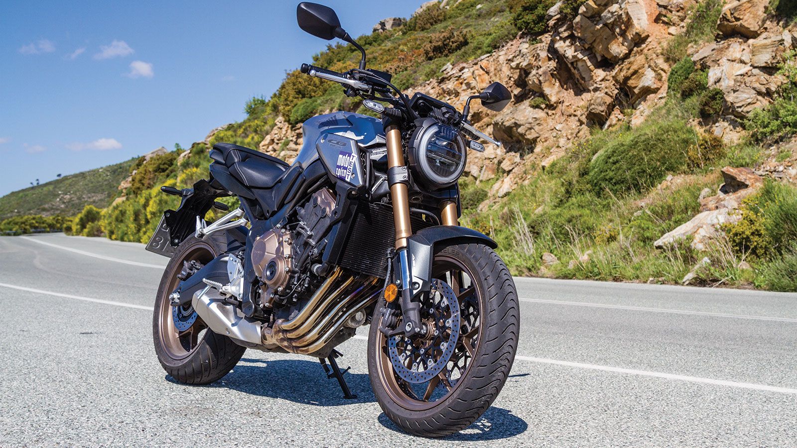 Ο χαρακτηριστικός τρόπος με τον οποίο περνούν από το κέντρο προς τα δεξιά, οι αυλοί της εξάτμισης, υπογράφει την εμφάνιση της CB. 