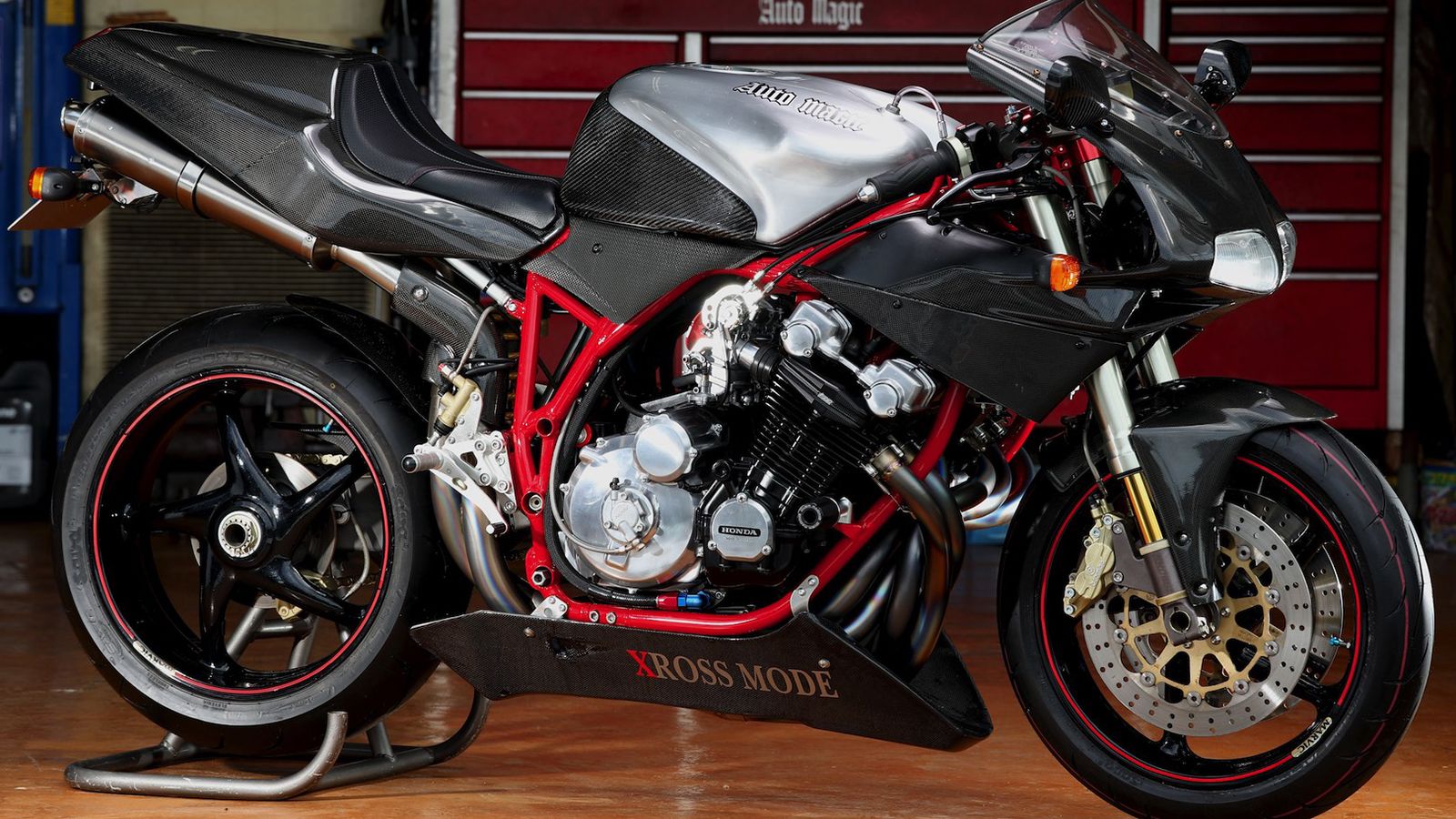 Υβρίδιο Honda CBX με...Ducati 748!