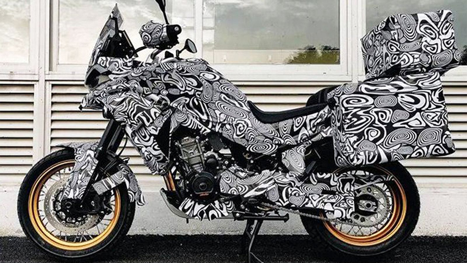 To CFMoto ΜΤ800 με το χαρακτηριστικό καμουφλάζ των μοντέλων δοκιμών προ-παραγωγής.