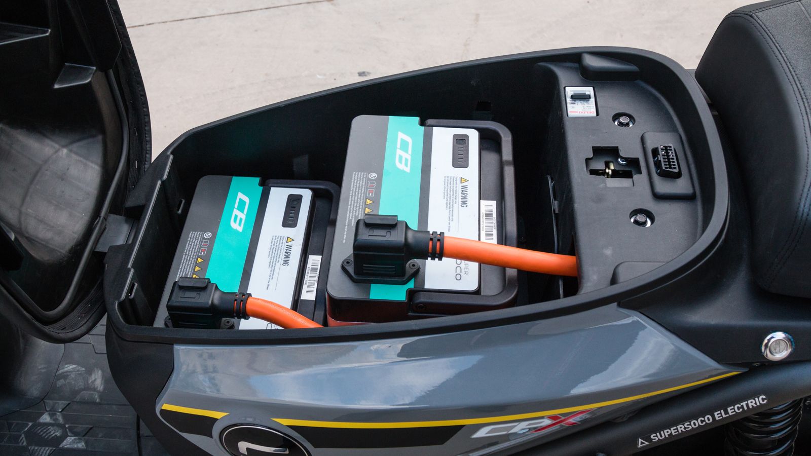 Η αποσπώμενη μπαταρία 60V/45Ah μπορεί να φορτιστεί σε μόλις 3–3,5 ώρες με ταχυφορτιστή 10Α, ενώ η δυνατότητα τοποθέτησης δεύτερης μπαταρίας διπλ