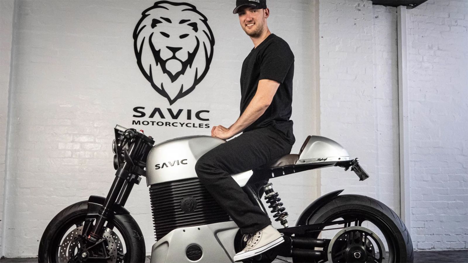 Ο επικεφαλής της εταιρείας Dennis Savic, πάνω στην πρωτότυπη Series C.