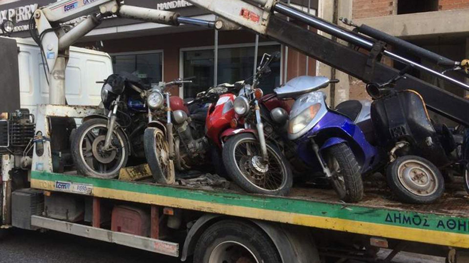 Οι γερανοί... βγαίνουν στους δρόμους για να μαζέψουν εγκαταλελειμμένα δίκυκλα στο δήμο Αθηνών