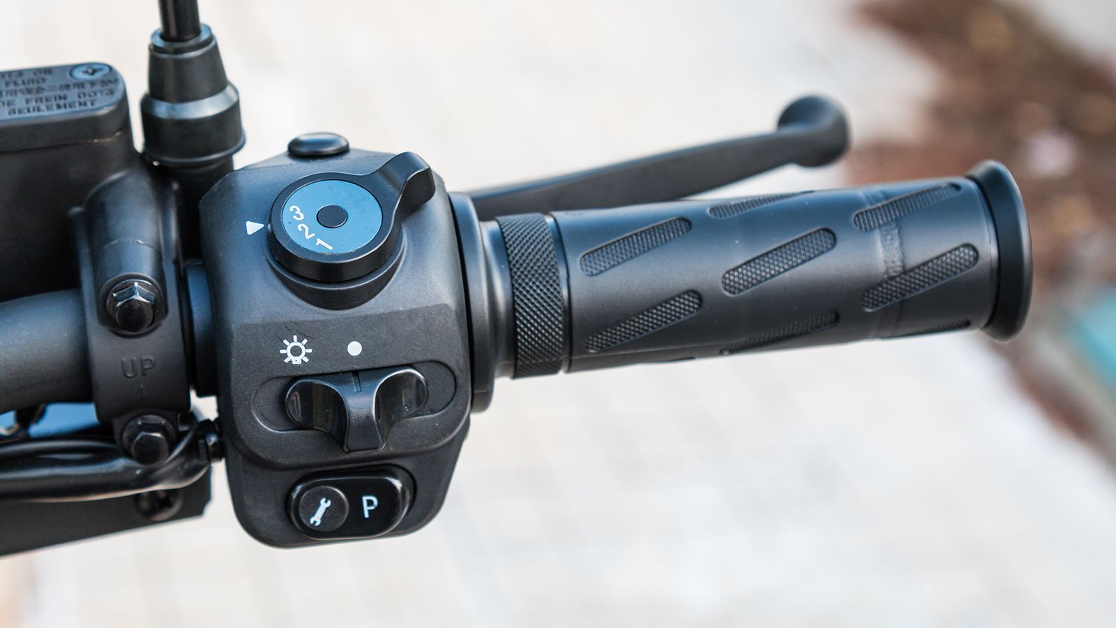 Ικανοποιεί η ποιότητα των διακοπτών του S5. Η διάταξη είναι γνώριμη εργονομικά, με τον επιλογέα χάρτη ισχύος στο δεξί γκριπ. 