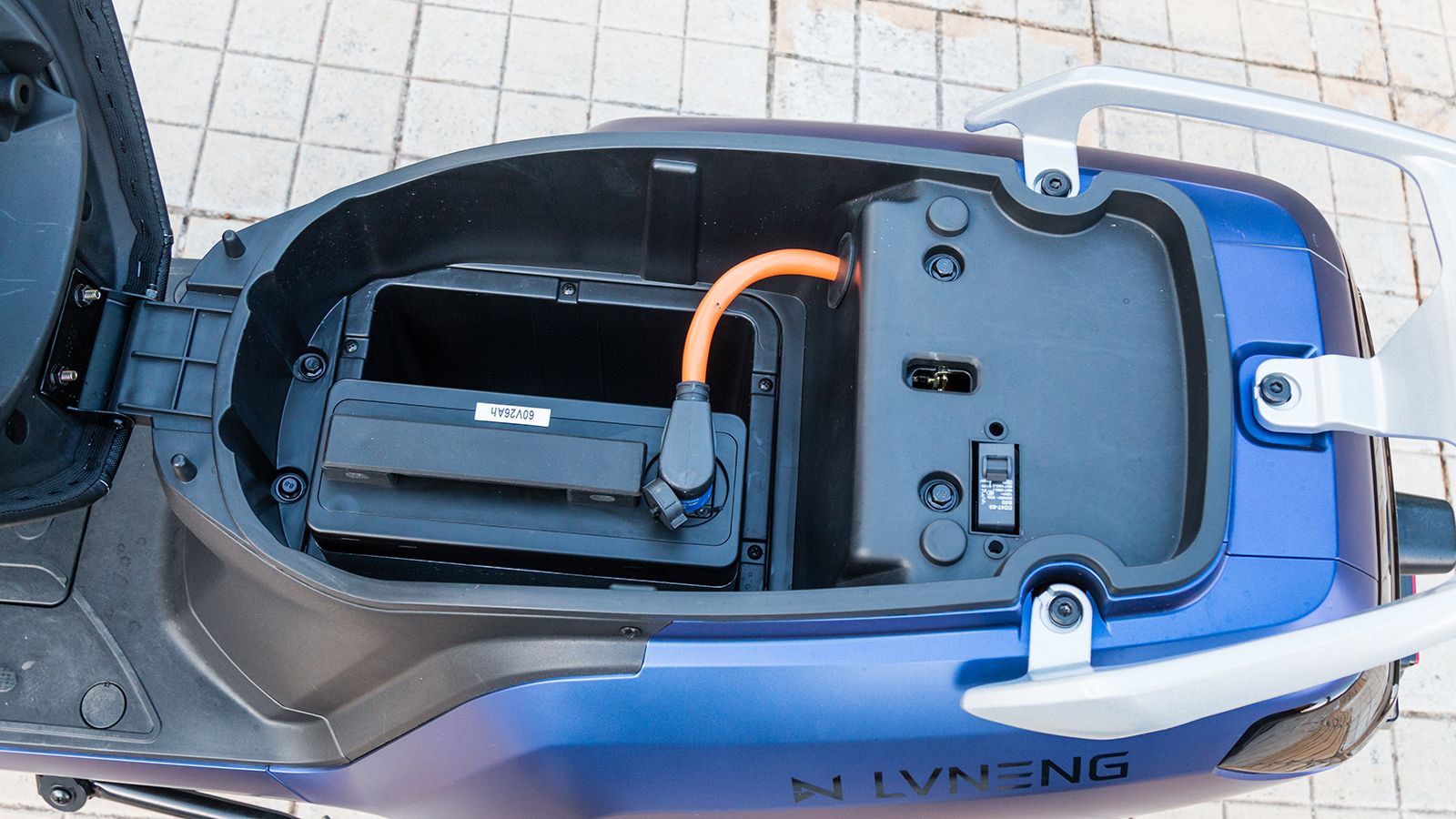 Ο χώρος κάτω από την σέλα. Ακόμα και με δύο μπαταρίες στην θέση τους, κάποια αντικείμενα θα χωρέσουν. Μπροστά, διακρίνονται τα «κολωνάκια» για λουράκι