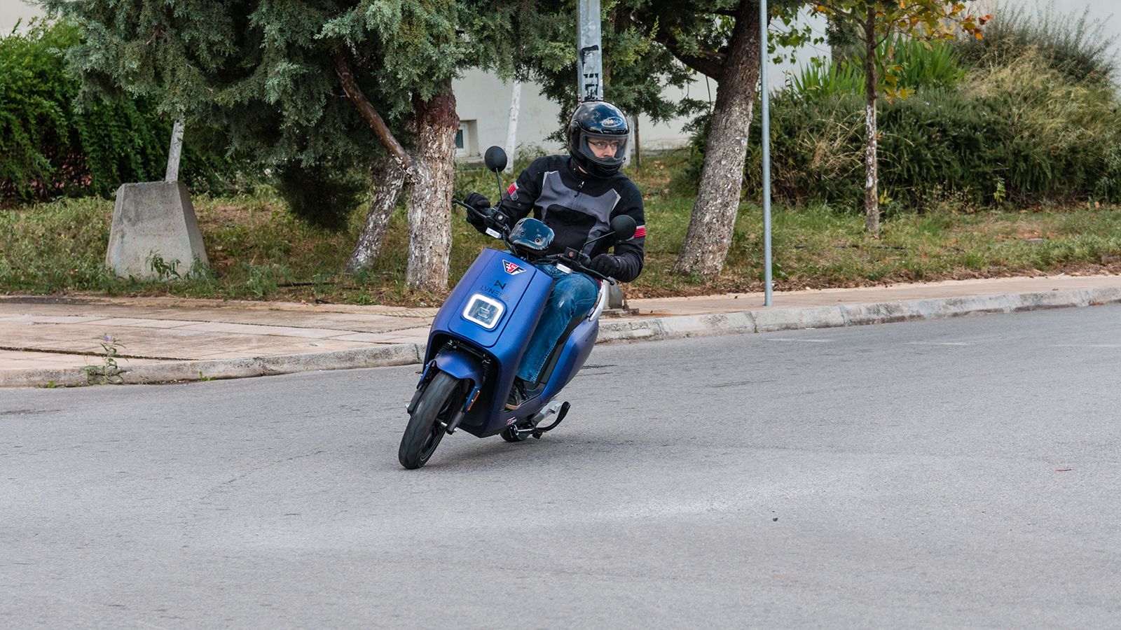 O φιλικός χαρακτήρας και η καλή συμπεριφορά χαρακτηρίζουν το ESF S-5 στο δρόμο. 