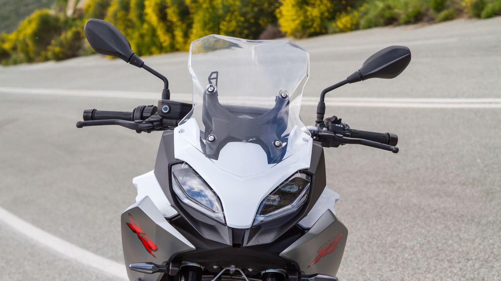 Το εντυπωσιακής σχεδίασης μπροστινό φανάρι του ΧR ενσωματώνει τη νέα τεχνολογία cornering lights τα οποία στρίβουν ανάλογα την κλίση της μοτοσικλέτας 