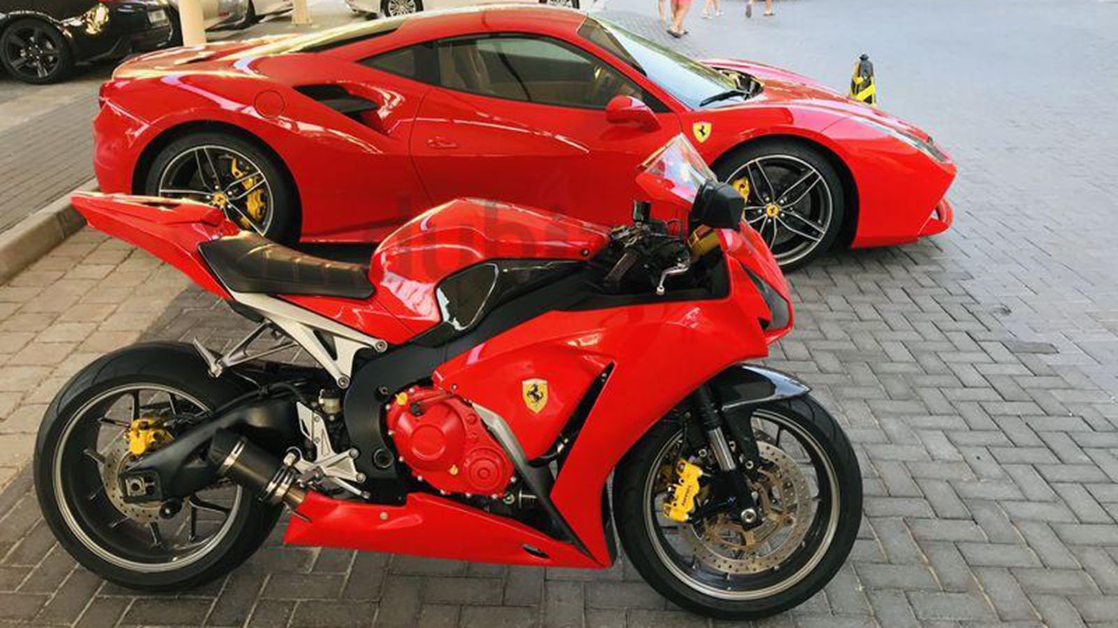 Φωτογραφίες από την... επίμαχη αγγελία