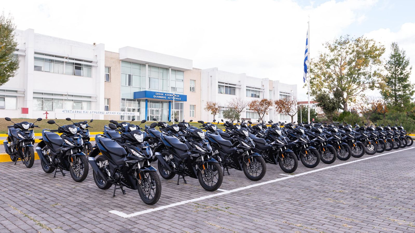 Τα νέα Honda GTR150 Supra έξω από την σχολή Αξιωματικών της Ελληνικής Αστυνομίας. 