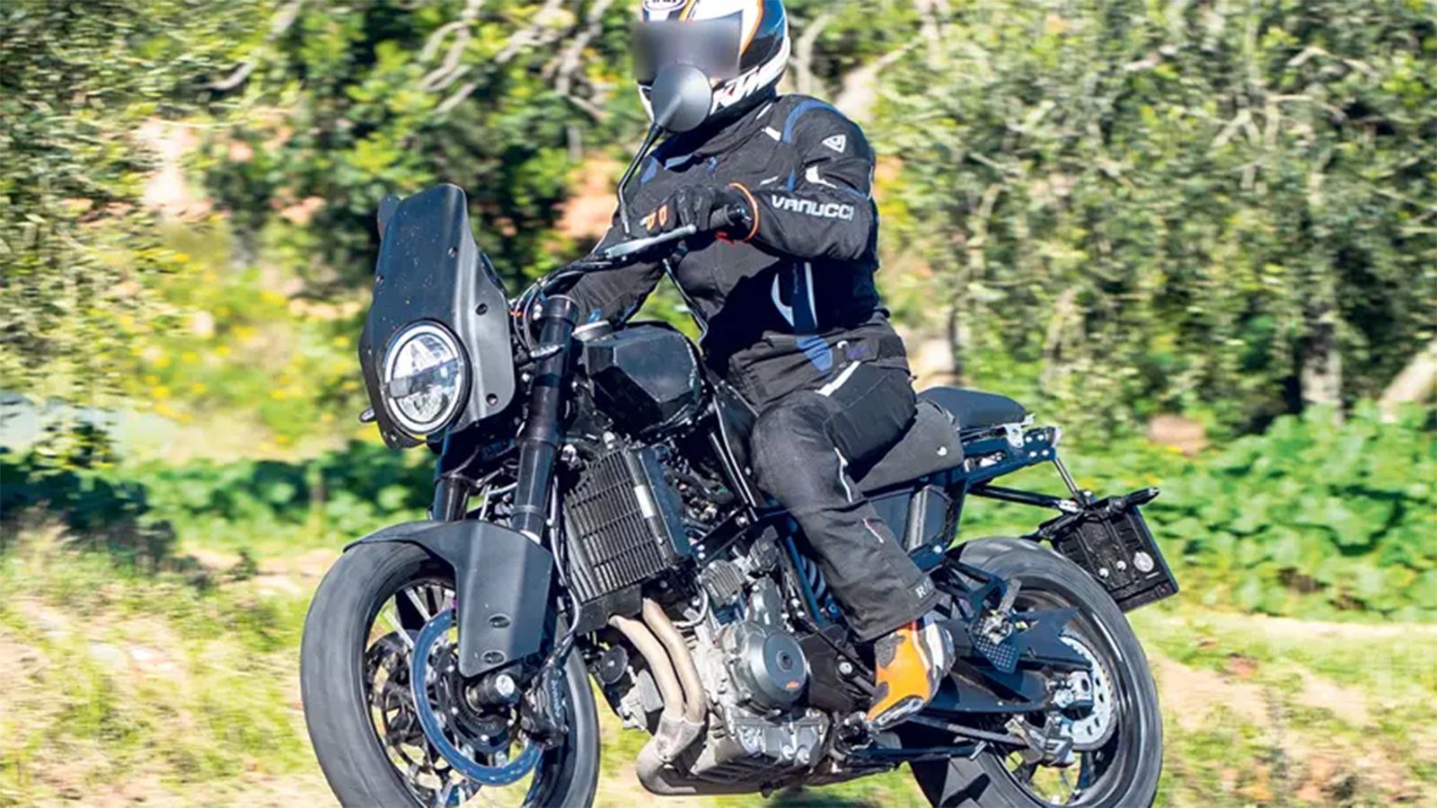 H Svartpilen 901 στο δρόμο