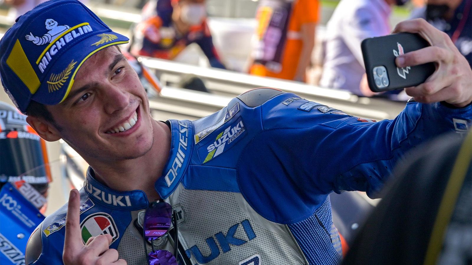 Ο Joan Mir γιορτάζοντας την νίκη του στην Valencia. 