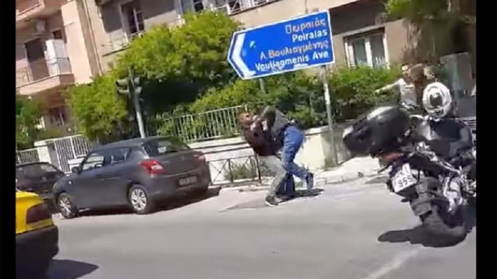 Στιγμιότυπο από επίμαχο βίντεο κλιπ, που κατέγραψε το συμβάν και δημοσιεύθηκε στα μέσα κοινωνικής δικτύωσης.