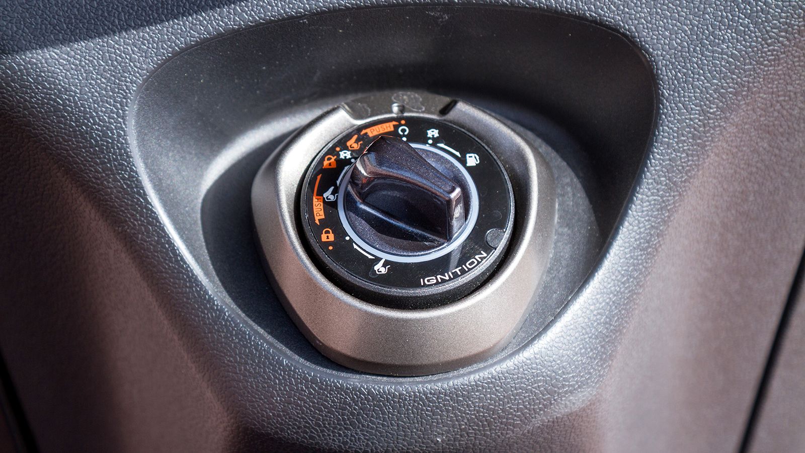 Ο keyless διακόπτης του Agility 300 φωτίζεται σε μπλε και από εδώ ελέγχεις και το άνοιγμα σέλας-ρεζερβουάρ. 