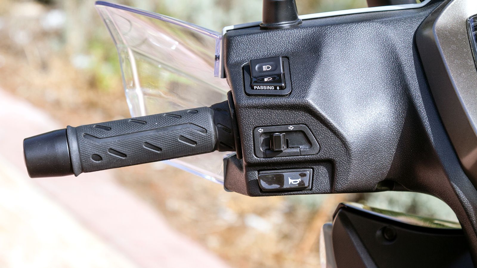 Στα απολύτως απαραίτητα οι διακόπτες. Οι μανέτες δεν είναι ρυθμιζόμενες αλλά μόνο κάποιος πολύ απαιτητικός θα το ζητούσε. 