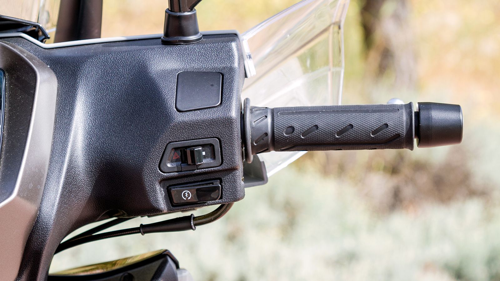 Στα απολύτως απαραίτητα οι διακόπτες. Οι μανέτες δεν είναι ρυθμιζόμενες αλλά μόνο κάποιος πολύ απαιτητικός θα το ζητούσε. 