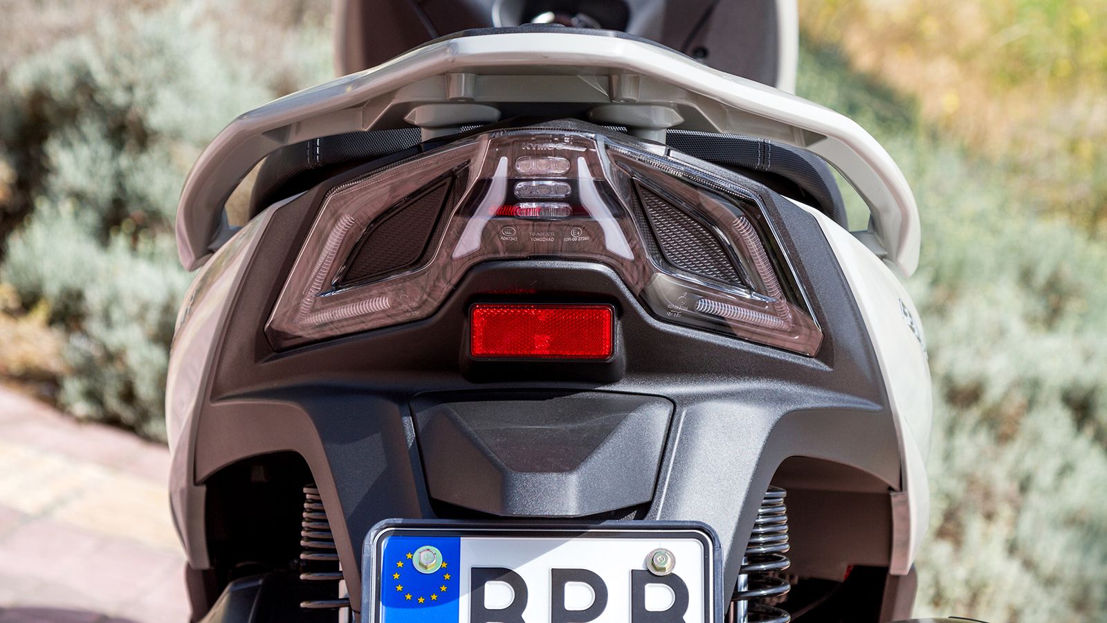 Το πίσω LED φανάρι έχει κάτι από AK.  