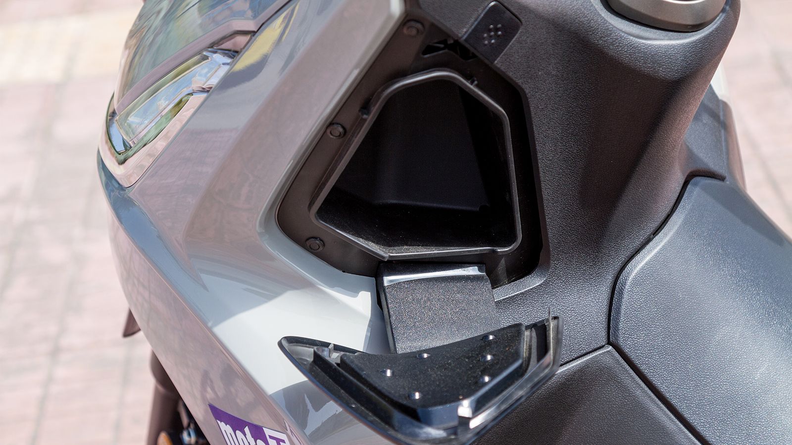 Ντουλαπάκι ποδιάς για λίγα πράγματα, που χρειάζεστε σε άμεση πρόσβαση. Θυμηθείτε να τα πάρετε μαζί σας, όταν παρκάρετε το Agility… 