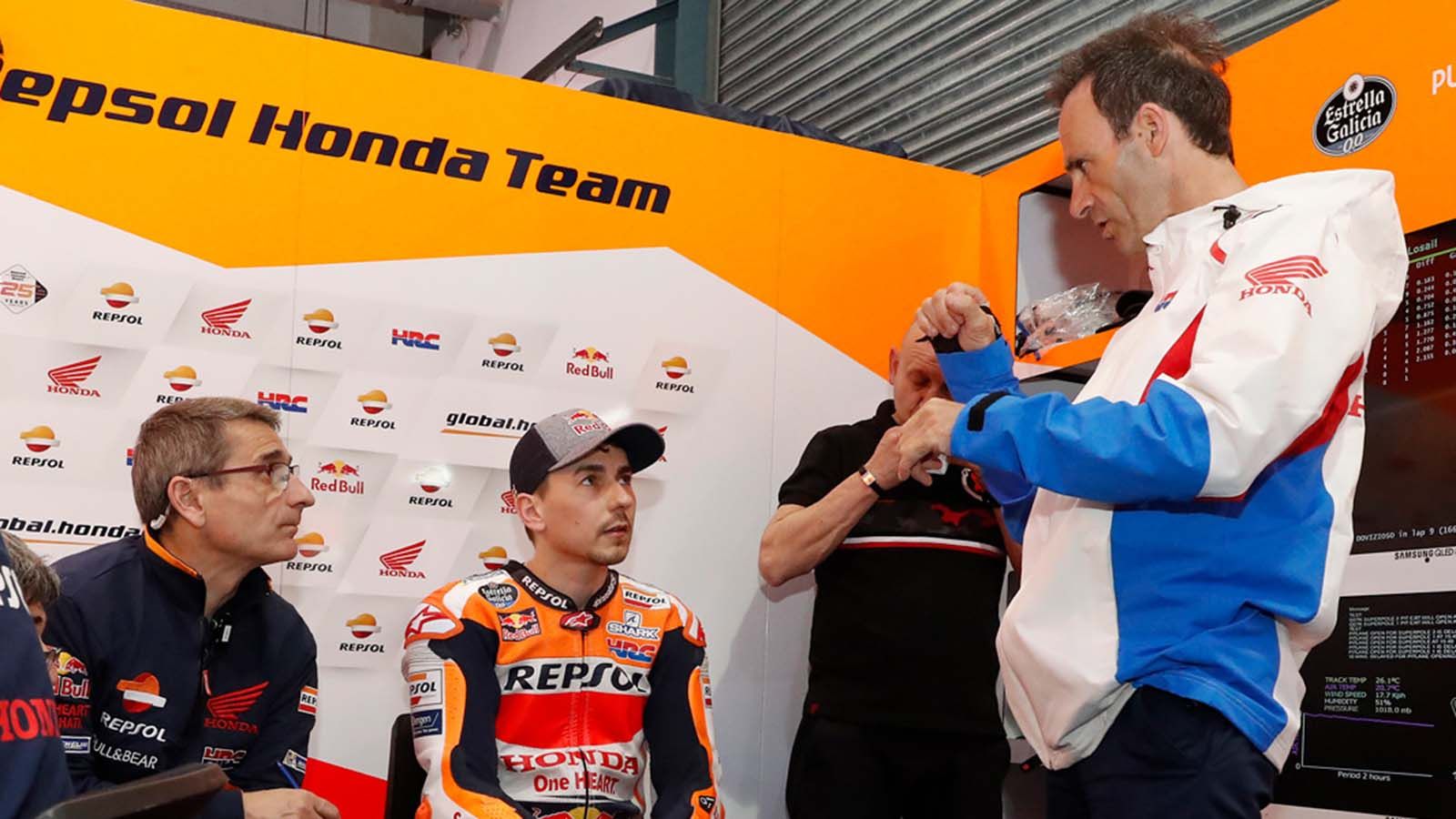 Ο Jorge Lorenzo στο κέντρο, με τον Alberto Puig δεξιά. 