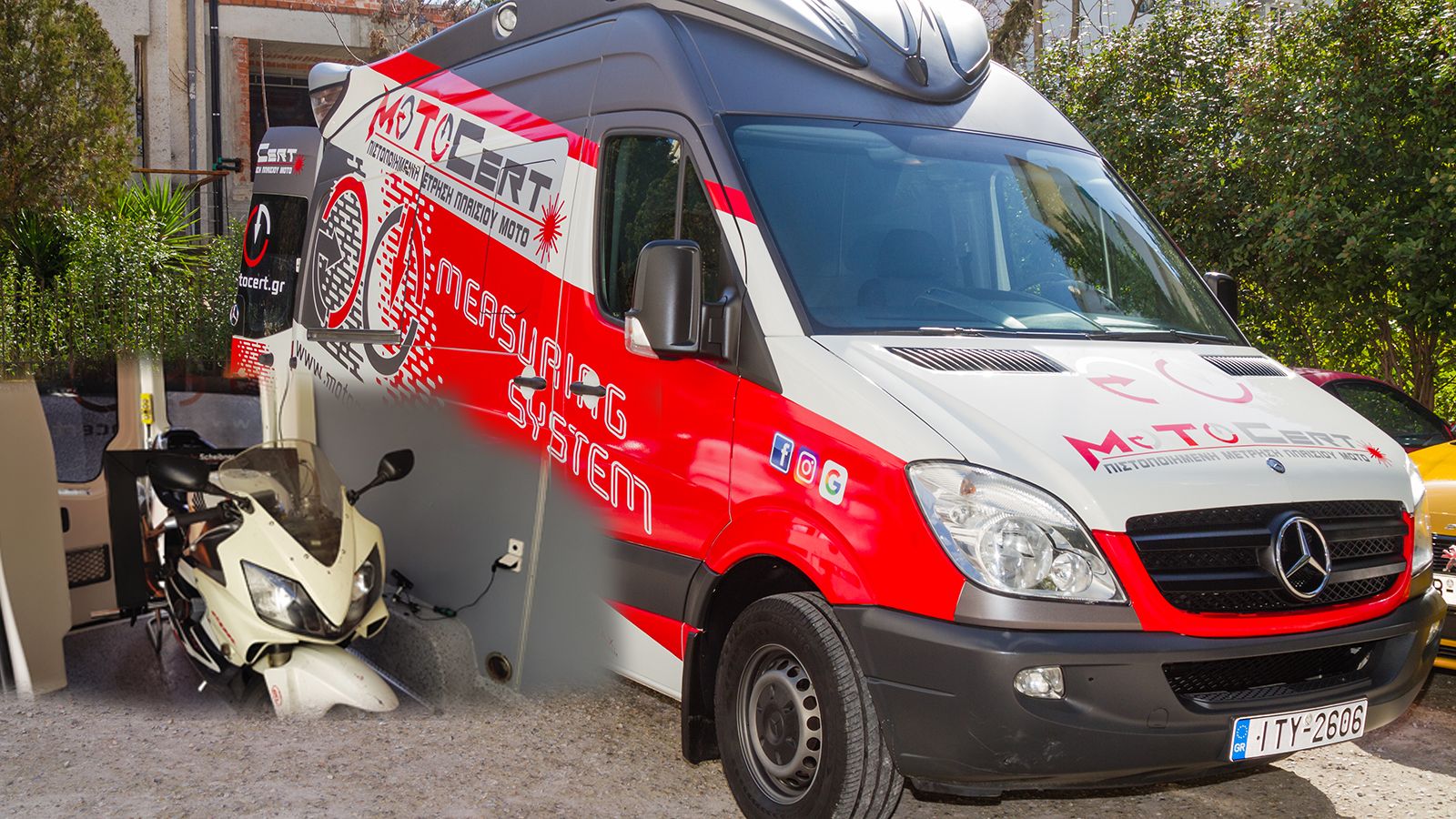 Εξετάζοντας μια μεταχειρισμένη μοτοσυκλέτα με τα συστήματα της Motocert.	