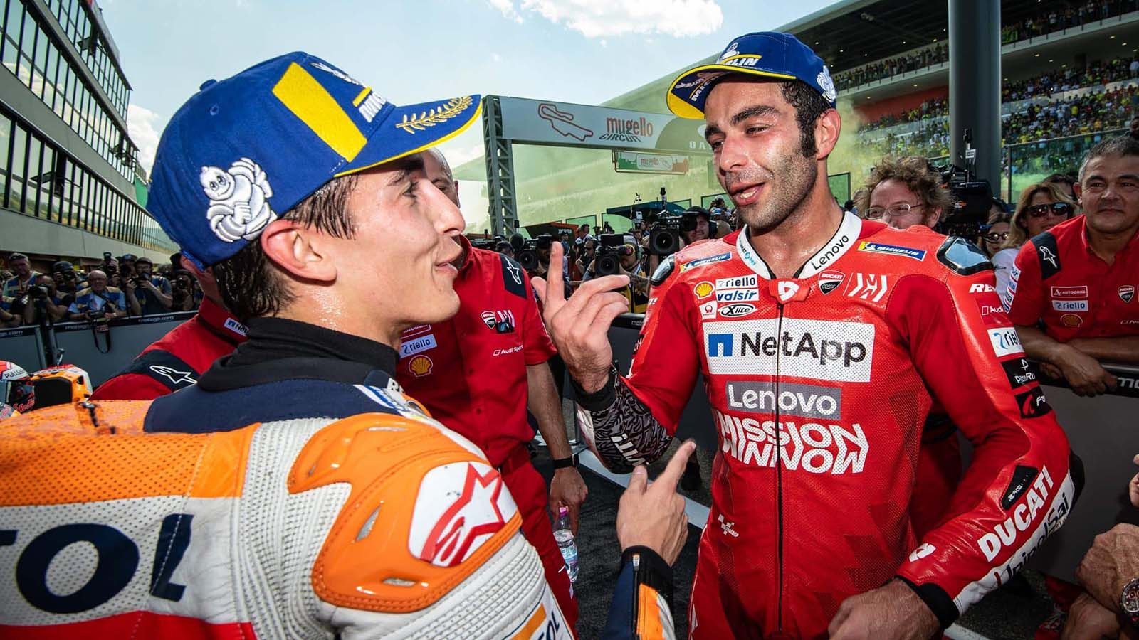 O Danilo Petrucci (δεξιά) με τον Marc Marquez 