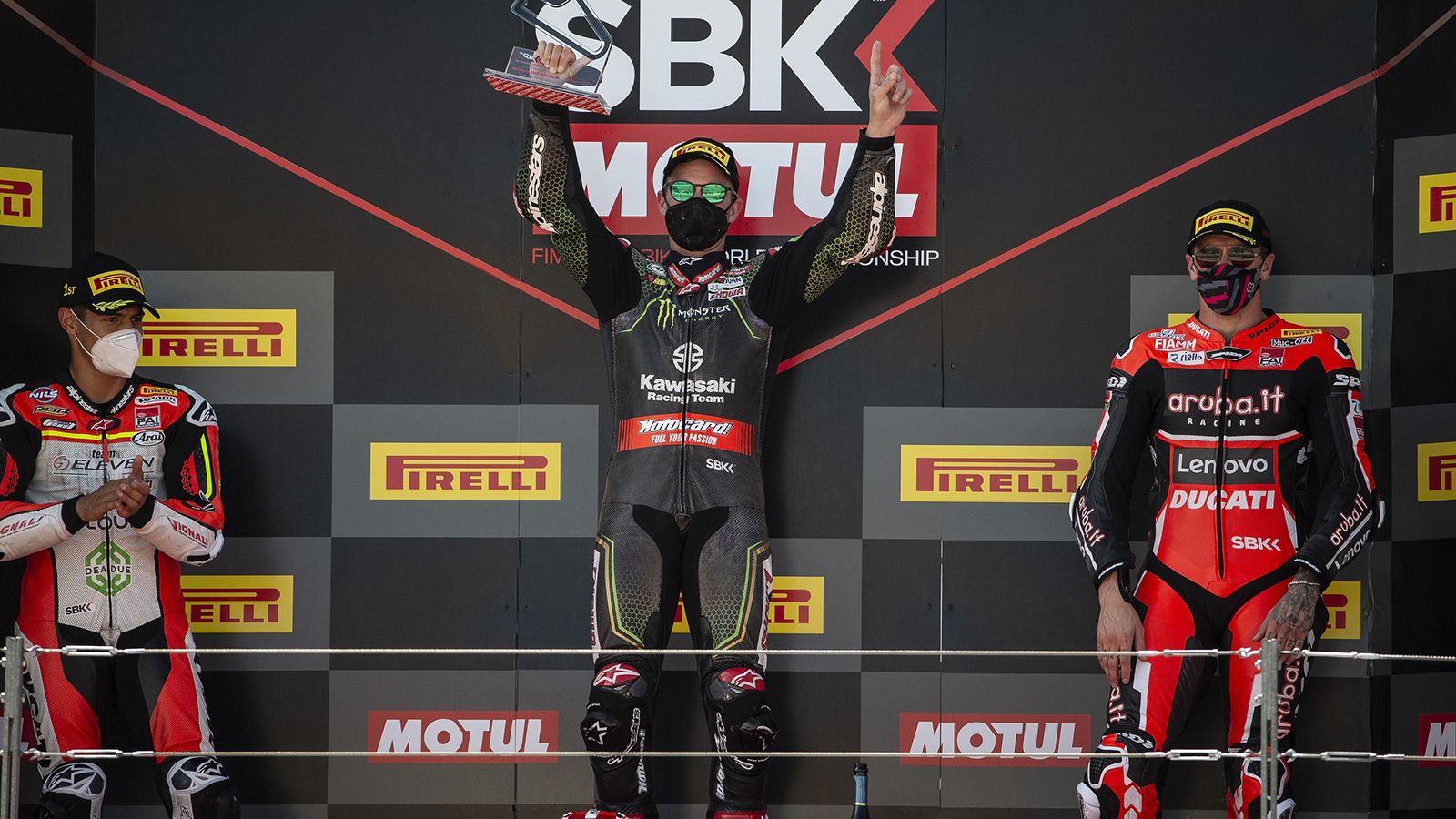 O Jonathan Rea στον βάθρο, με τους Michael Ruben Rinaldi (αριστερά) και Scott Redding (δεξιά). 