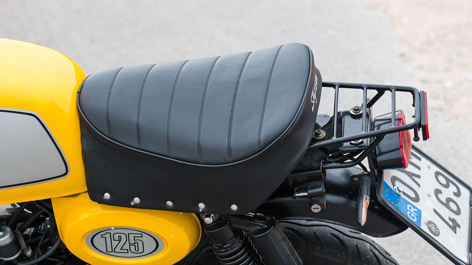 Για τα δεδομένα του μεγέθους και του τύπου της, η σέλα είναι παραπάνω από ικανοποιητική σε άνεση, ενώ η σχεδίαση της θυμίζει χειροποίητη custom. Η μικ