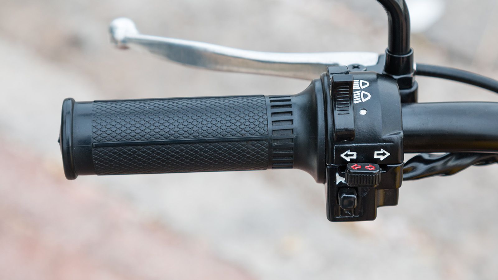 Οι διακόπτες αποτελούν άμεση ρετρό αναφορά. Μας άρεσε το ότι τα σύμβολα τους είναι βαμμένα απευθείας και όχι «χαλκομανίες», ενώ λειτουργικά και εργονο