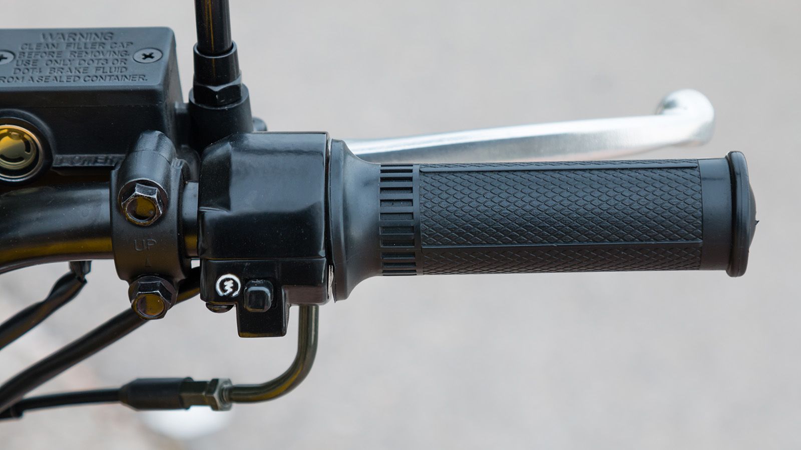 Οι διακόπτες αποτελούν άμεση ρετρό αναφορά. Μας άρεσε το ότι τα σύμβολα τους είναι βαμμένα απευθείας και όχι «χαλκομανίες», ενώ λειτουργικά και εργονο