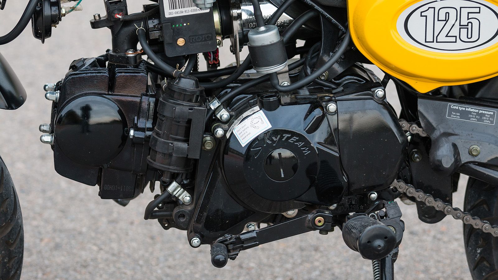 Ο βαμμένος σε γυαλιστερό μαύρο 125άρης κινητήρας έχει «τσαμπουκά» και νεύρο που θα σας ενθουσιάσει. Ο ήχος από το φιλτροκούτι είναι κολασμένος, ενώ η 