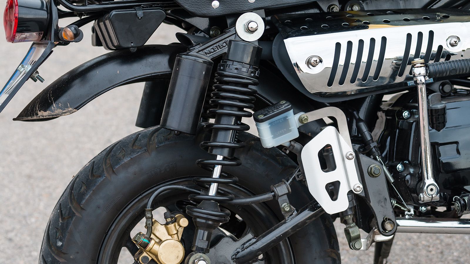 Το κάλυμμα της εξάτμισης είναι πλήρως επιχρωμιωμένο, ενώ η προστασία που προσφέρει από την θερμότητα είναι ικανοποιητική. Ρυθμιζόμενα στην προφόρτιση 