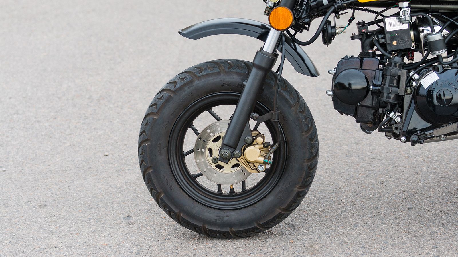 Μονός δίσκος φρένου εμπρός, ο οποίος επαρκεί σε ισχύ για τα περισσότερα σενάρια, αλλά θέλεις «πειθώ» στην μανέτα για να φρενάρεις πιο δυναμικά. Τα end