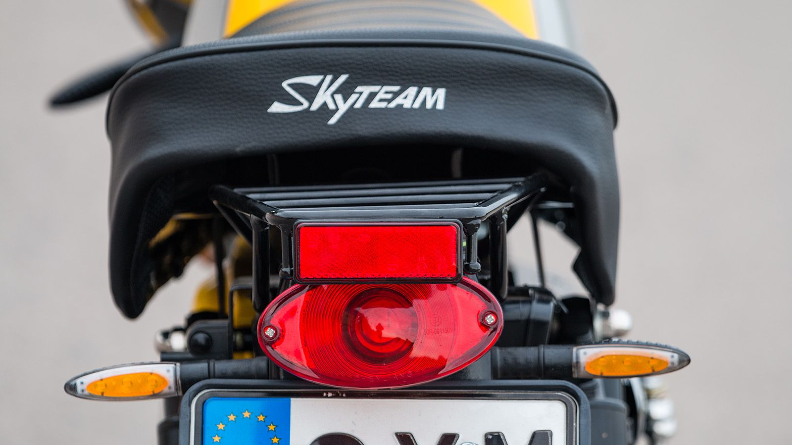 To πίσω μέρος είναι πιο ήπιο σχεδιαστικά φιλοξενώντας τα απαραίτητα φωτιστικά σώματα. 