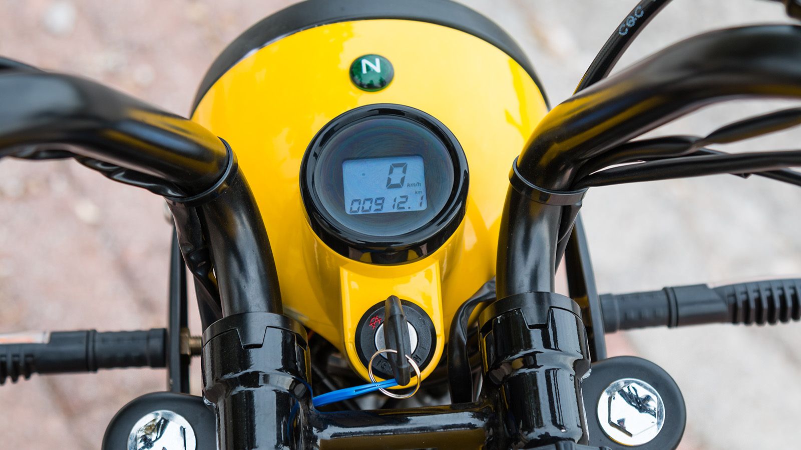 Το ψηφιακό όργανο απεικονίζει τα βασικά, ενώ «χωρά» και ένδειξη επιλεγμένης σχέσης. Οι βραχίονες του τιμονιού μπορούν να αναδιπλωθούν λύνοντας τις χει